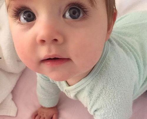 大眼萌娃吃瓜趣事,童言无忌，欢乐满溢